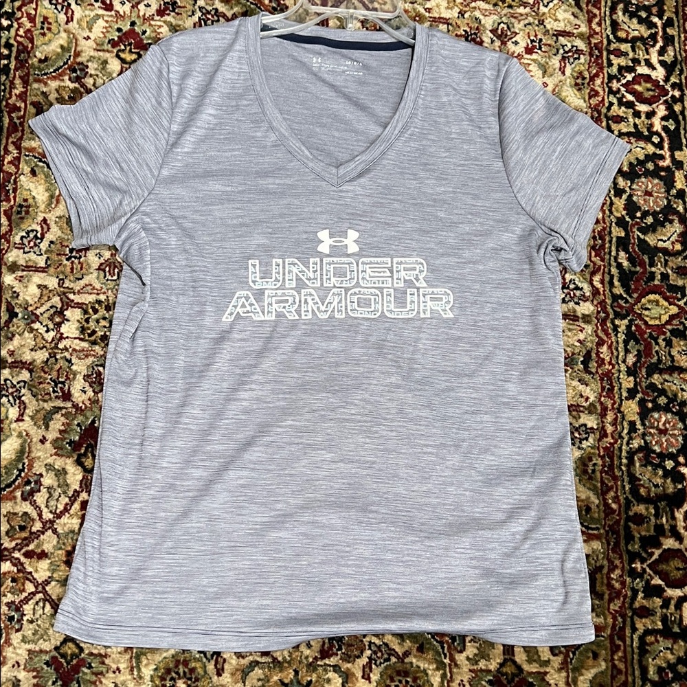 Under Armour Women's V-Neck Tee Size Large Loose Fit